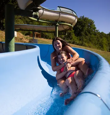 Piscine avec toboggan tarn