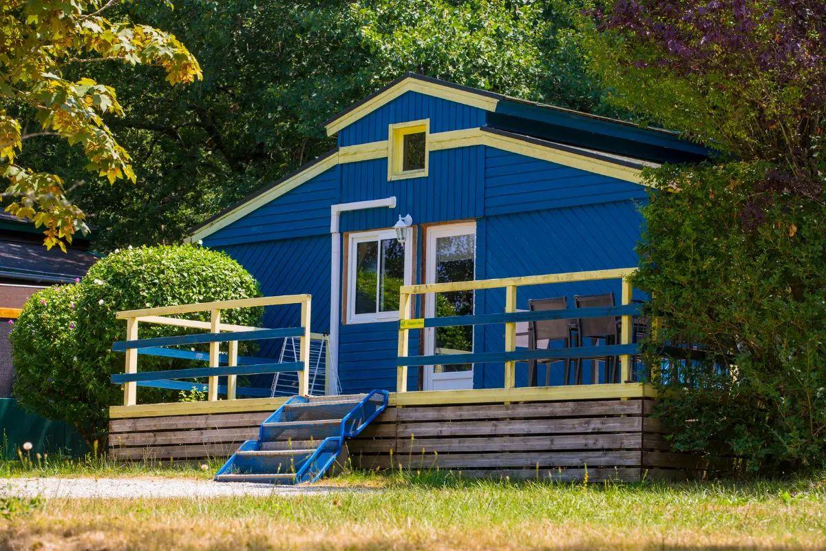Chalet en bois bleu