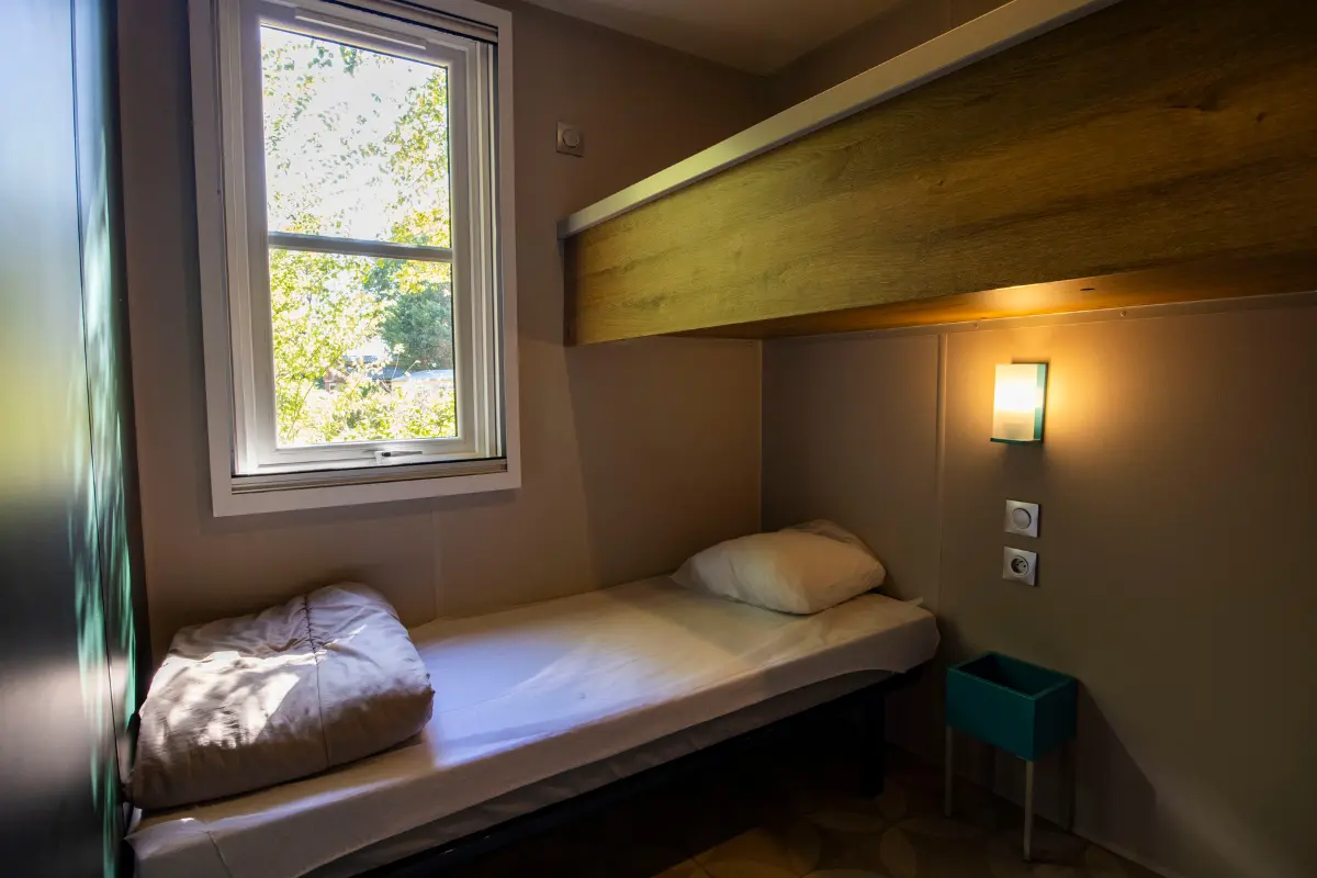 Chambre double (lits simples) très grand mobil-home confort + en bois (2)