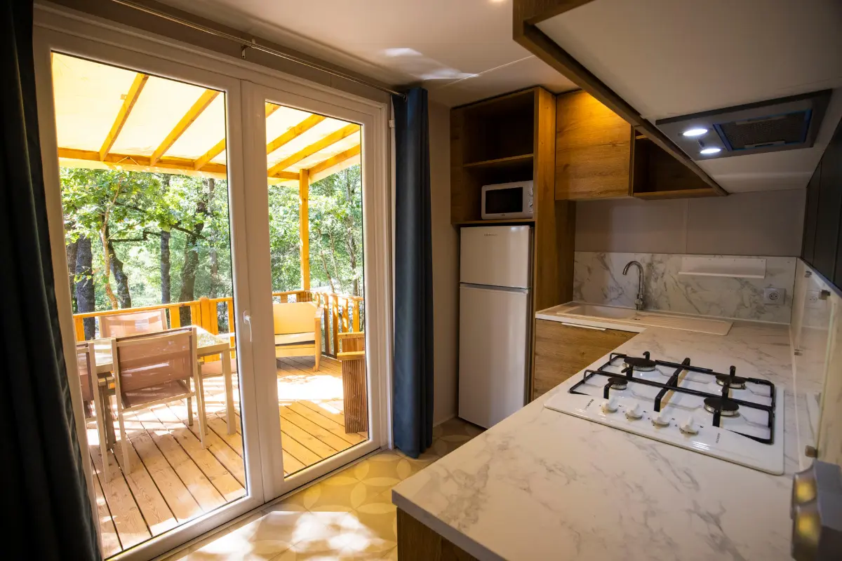 Terraza y cocina de la casa móvil «Confort Plus»