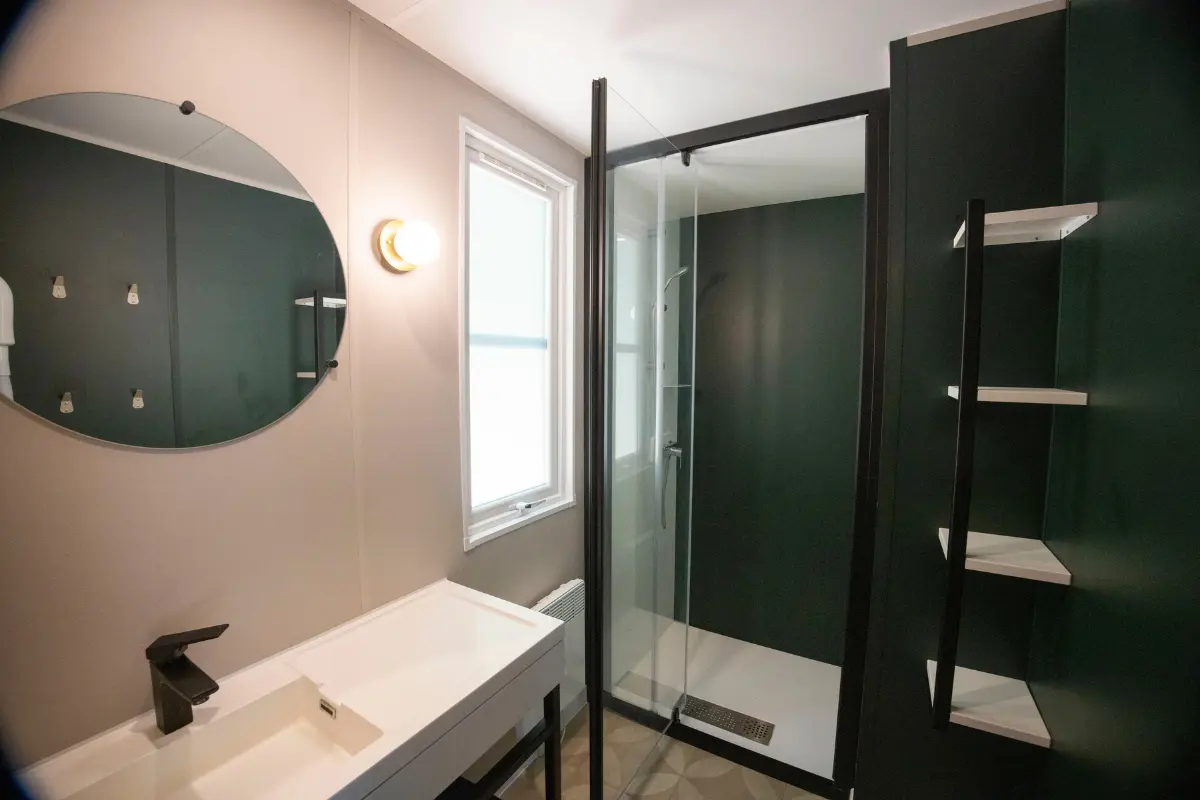 Salle de bain très grand mobil-home confort + en bois (2)