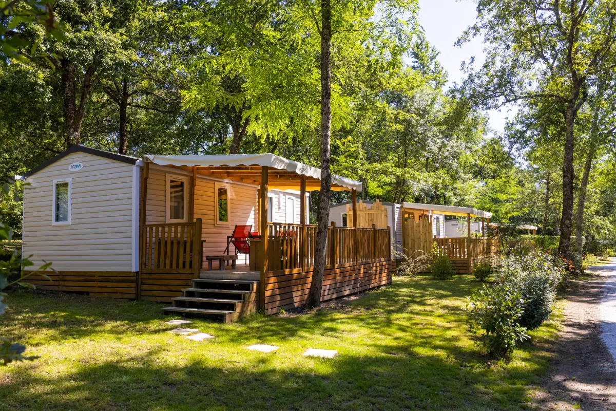 Espace boisé du très grand mobil-home