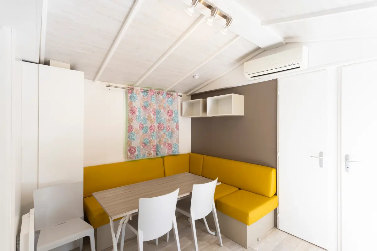 Salon jaune du très grand mobil-home